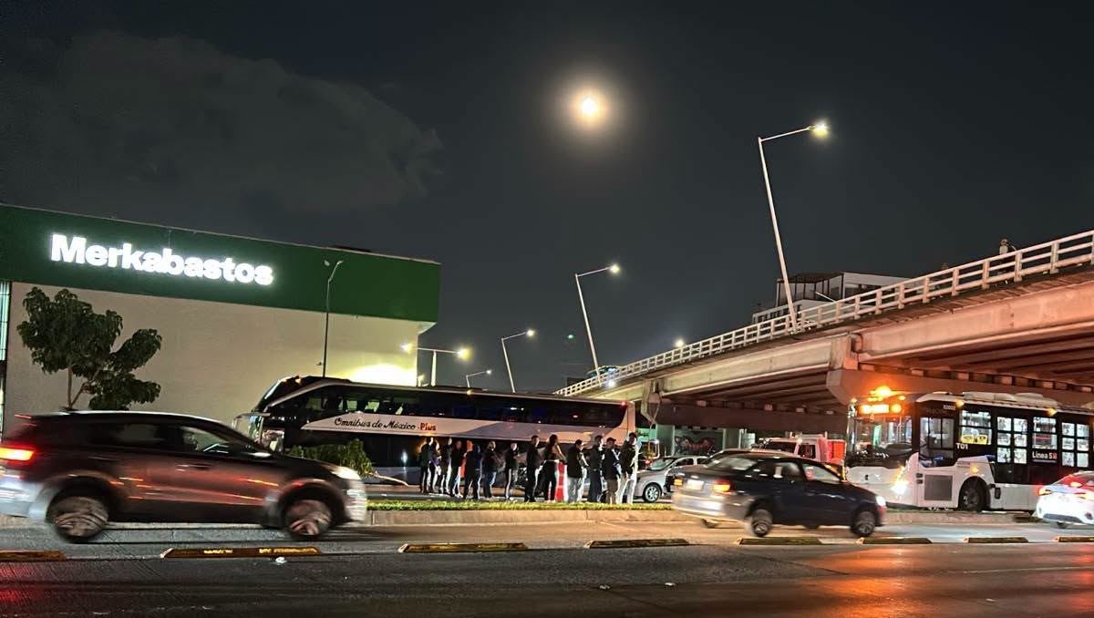 La vialidad fue cerrada impidiendo el paso de los vehículos. (Redes Sociales)