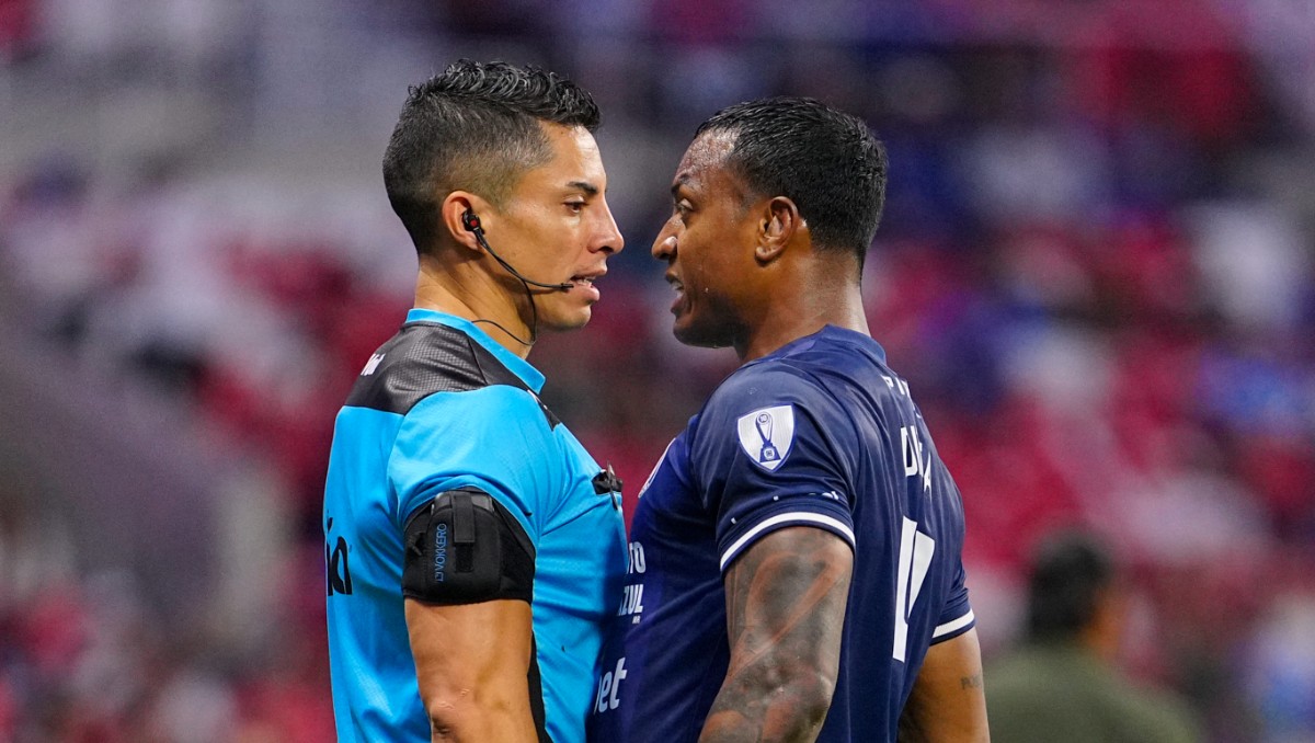 Willer Ditta lanza empujón a árbitro asistente en el Cruz Azul vs Toluca (Imago7)