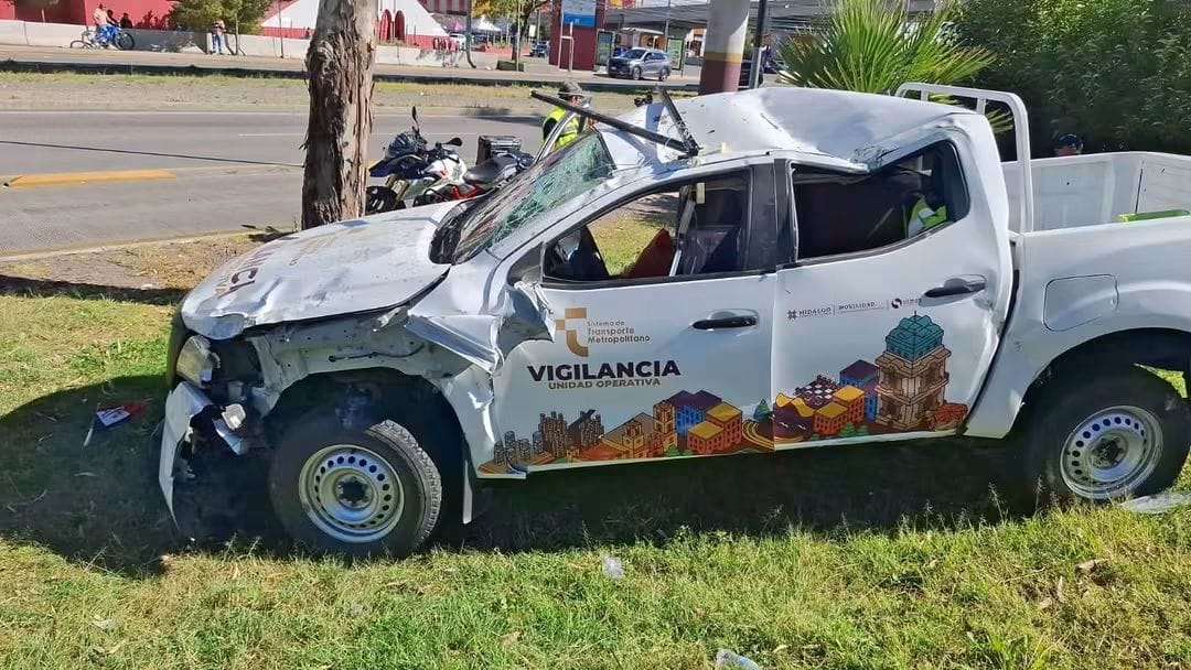 Aparatoso accidente protagoniza camioneta de supervisión de sistema de transporte metropolitano de Pachuca. (Redes Sociales)