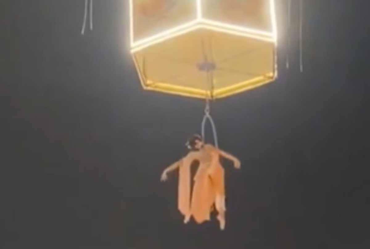 Artista cae desde 10 metros en espectáculo aéreo en China | VIDEO