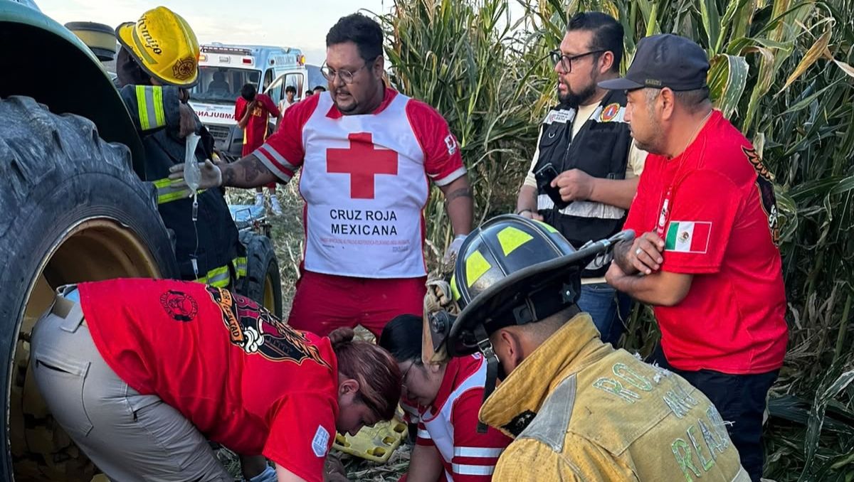 Cruz Roja y Bomberos llegaron a auxiliar al hombre. | Fotos: Cortesía Protección Civil y Bomberos de Lerdo