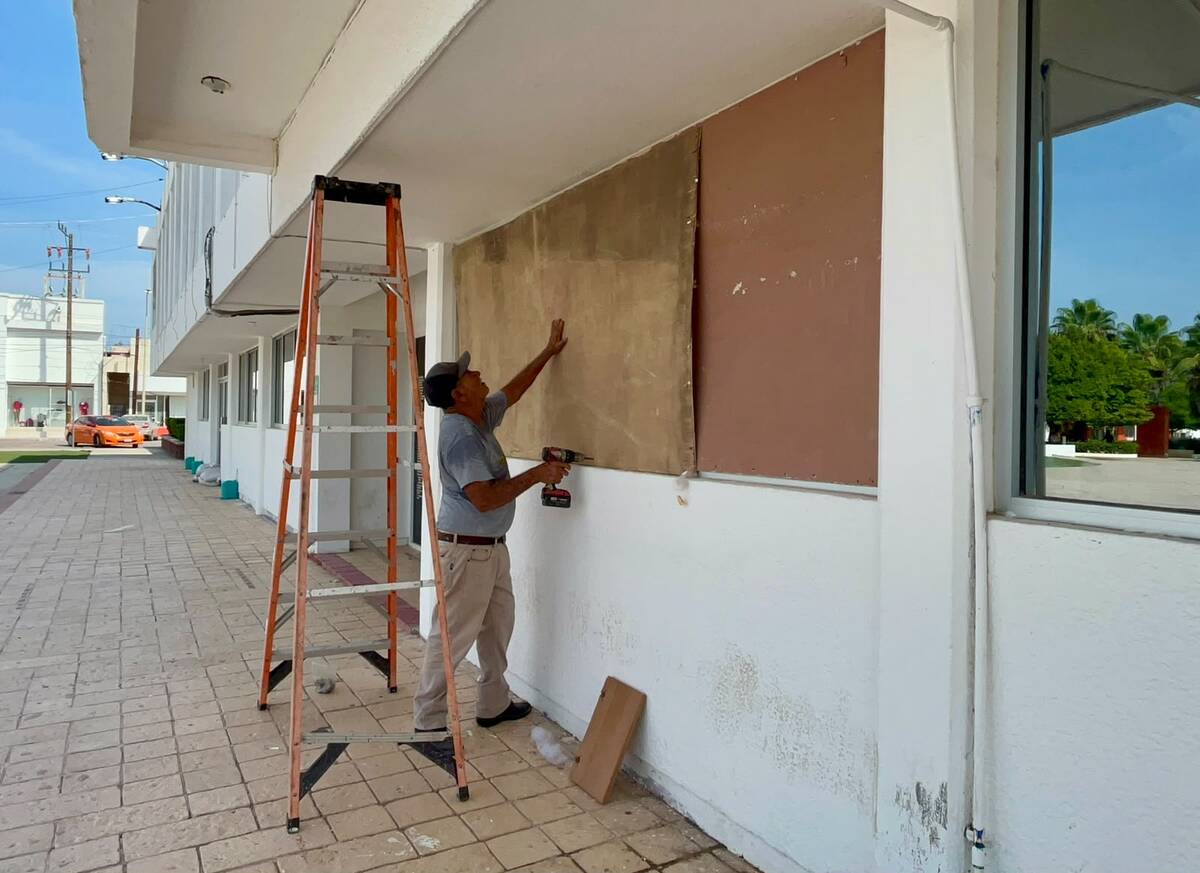Los habitantes de la costa de Comondú intentan blindar sus hogares contra las ráfagas de viento. | Rafael Montes