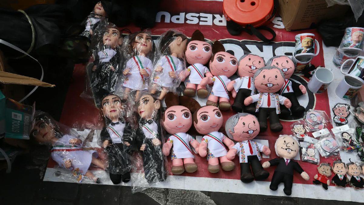 Muñecos de Sheinbaum y AMLO destacan en cierre de gira nacional por segundo informe de gobierno. | Foto: Javier Ríos