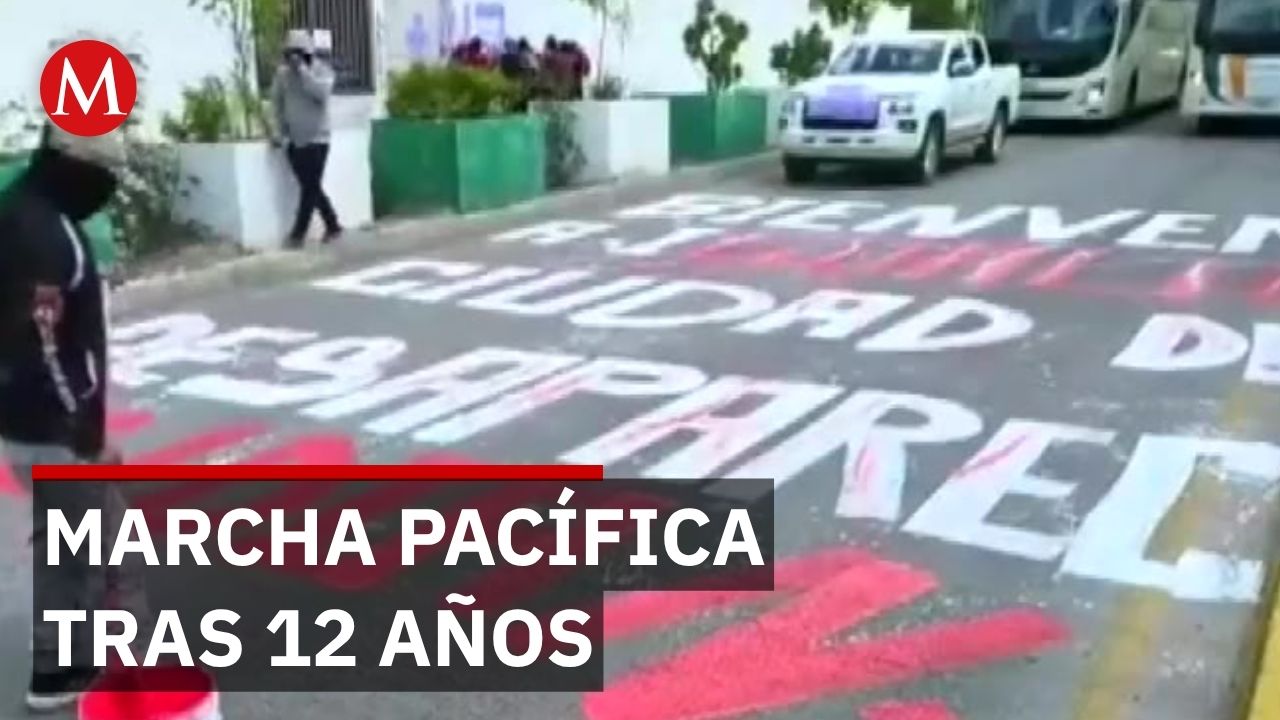 Normalistas conmemoran 12 años de Ayotzinapa con marcha pacífica en Guerrero