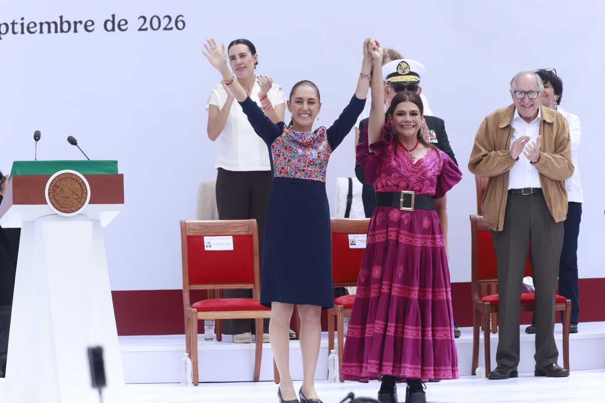 Sheinbaum y Clara Brugada en el Zócalo CdMx. | Juan Carlos Bautista