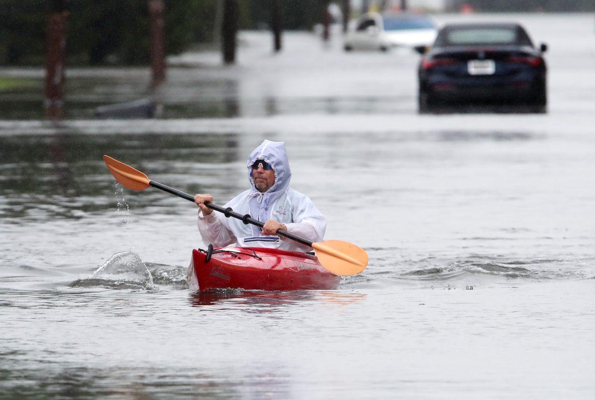 Ted Friedli navega en kayak por un tramo inundado de Florence Avenue durante una tormenta, en Long Branch, Nueva Jersey. | AP