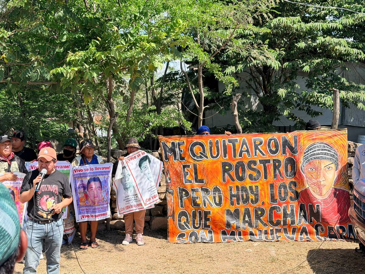 A 12 años de la desaparición de los 43 estudiantes de Ayotzinapa, madres y padres marcharon en Iguala para exigir justicia y la entrega de folios mili