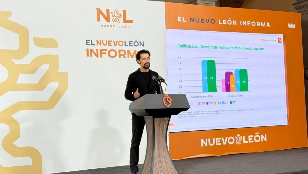 Los autobuses continúan circulando entre el tráfico mixto, lo que retrasa los tiempos de traslado en la metrópoli. | Víctor Gonzáles