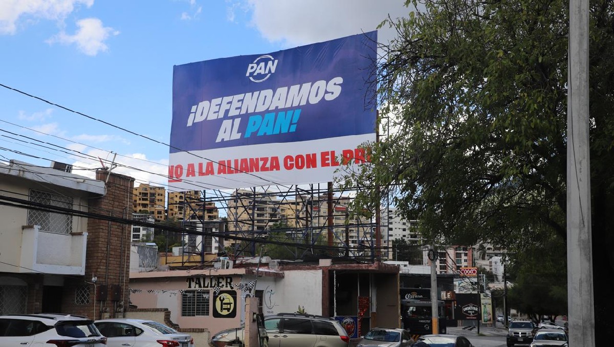 Despliegan panorámicos rechazando alianza con el PRI en NL | Roberto Alanís