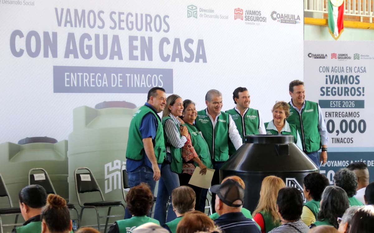 Entregan tinacos a bajo costo para familias de Torreón. | Foto: Manuel Guadarrama