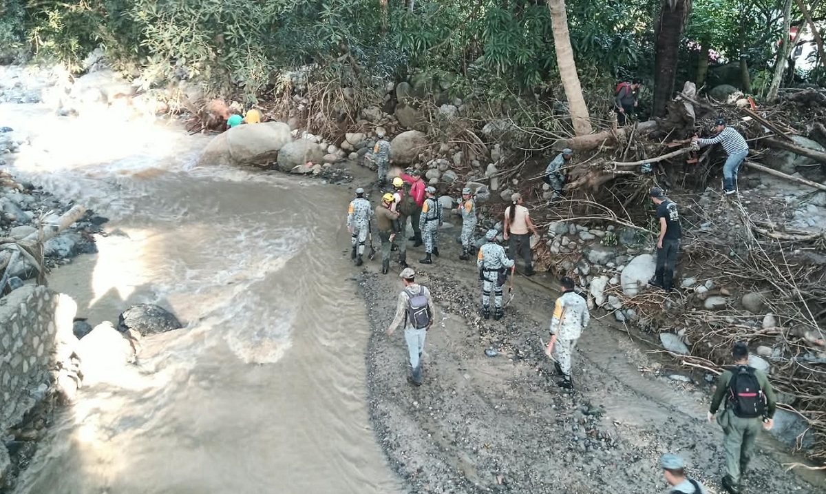 Equipos de rescate durante las labores de búsqueda del padre. (Cortesía PC Jalisco)
