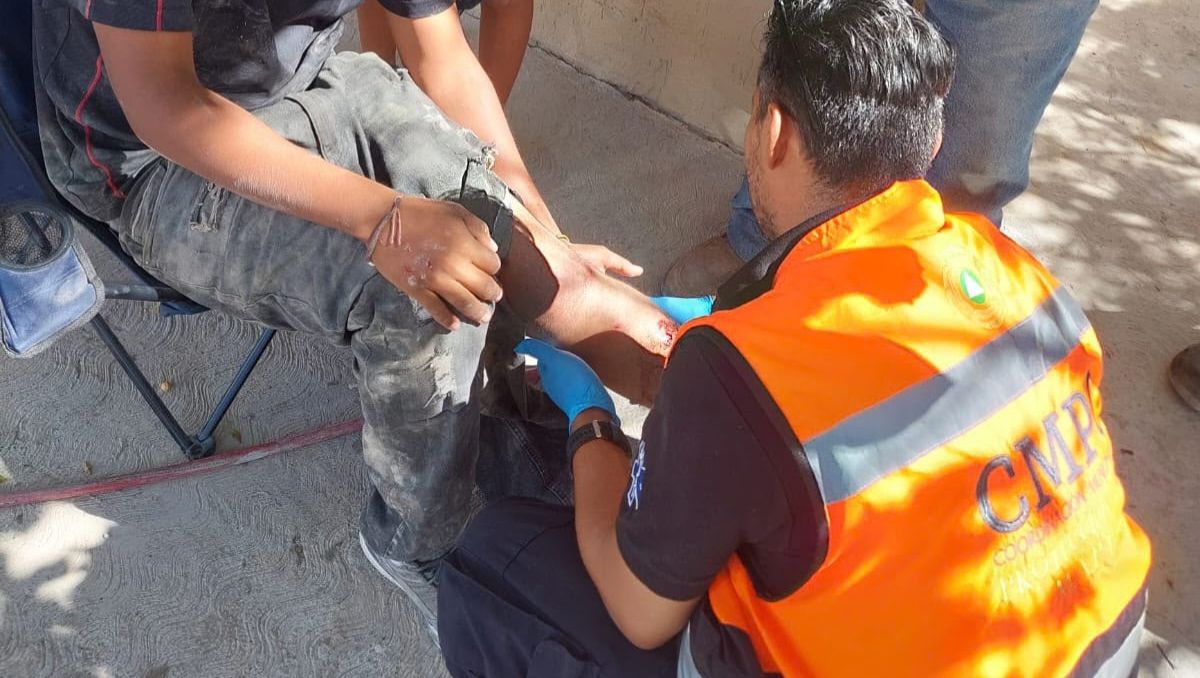 Los tres heridos fueron atendidos por paramédicos. | Foto: Cortesía Protección Civil