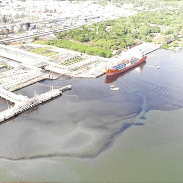 Mancha de hidrocarburo afecta a pescadores en el río Pánuco