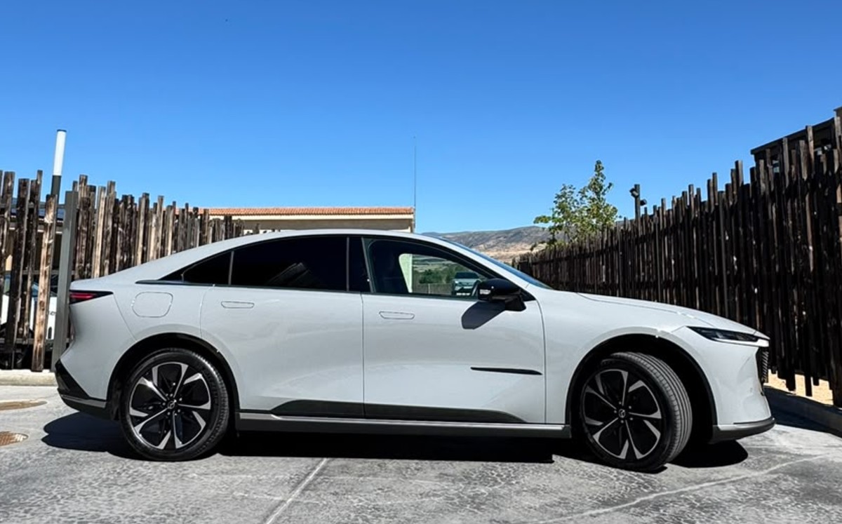 El Mazda CX-6e salió antes en China bajo la nomenclatura Mazda EZ-6. | Foto: Especial