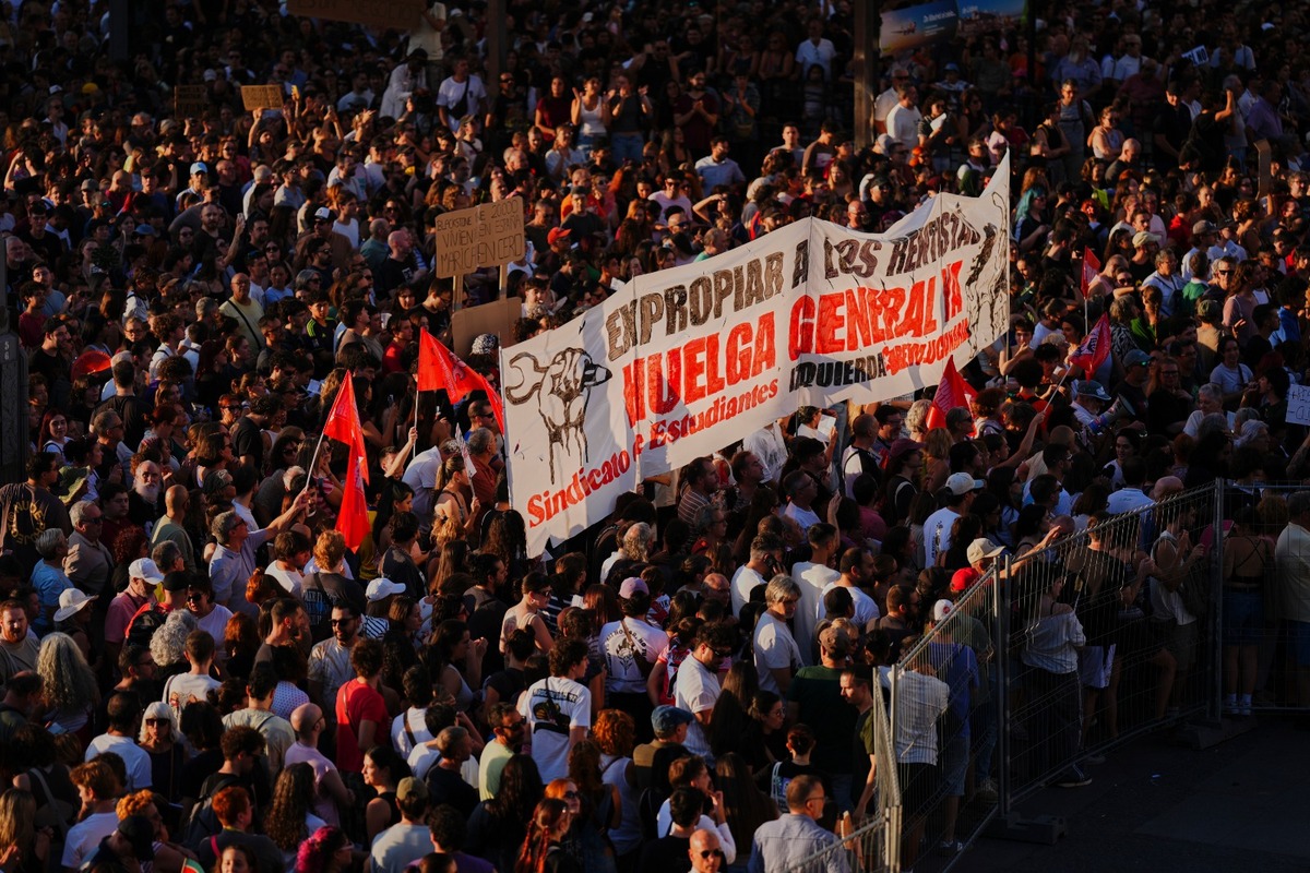 Varias personas se congregan durante una protesta tras el desalojo, el pasado miércoles, de Maricarmen, de 87 años. | AP