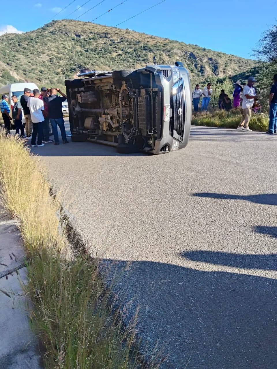 Ocho personas resultaron lesionadas tras la volcadura de una camioneta en Ixmiquilpan. (Redes Sociales)