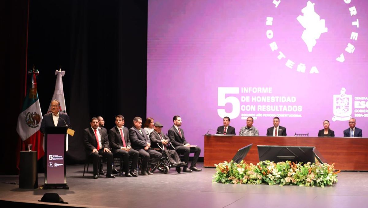 Andrés Mijes presenta su Quinto Informe de Actividades. | Roberto Alanís
