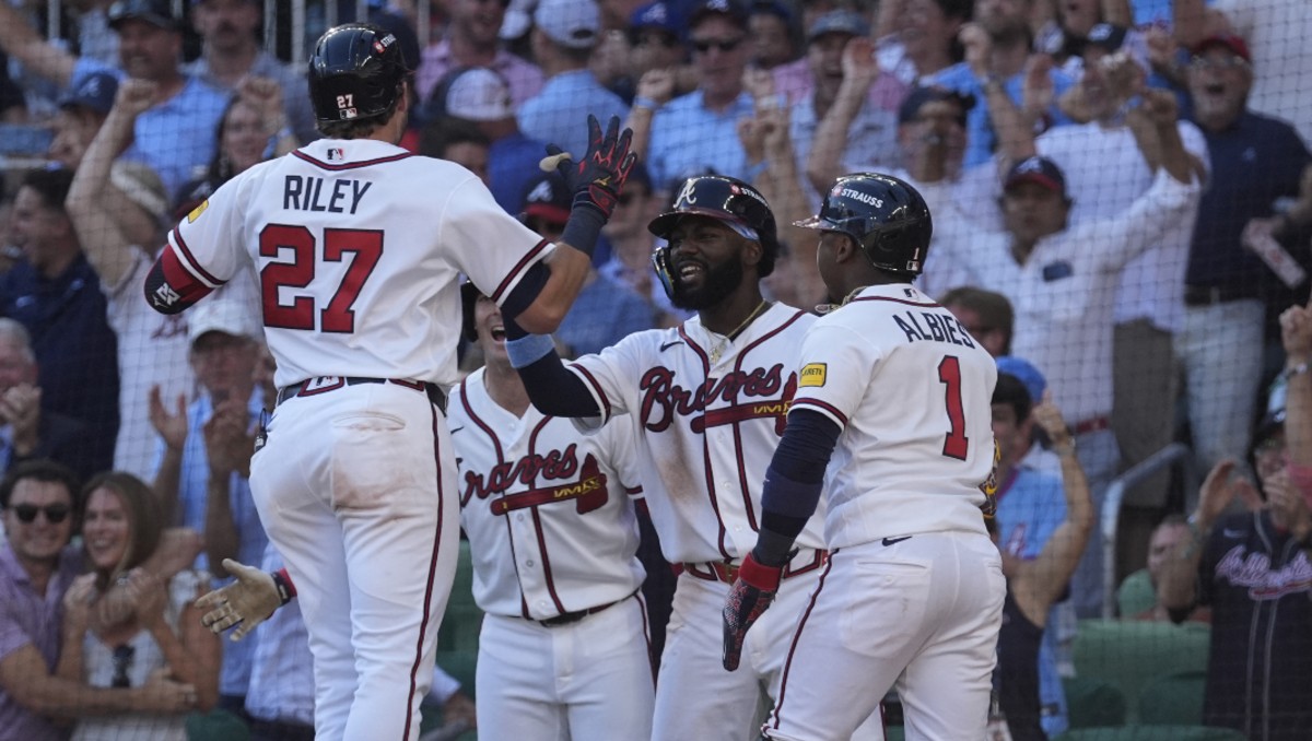 Riley da triunfo a Braves ante Phillies en el inicio de los playoffs de la MLB