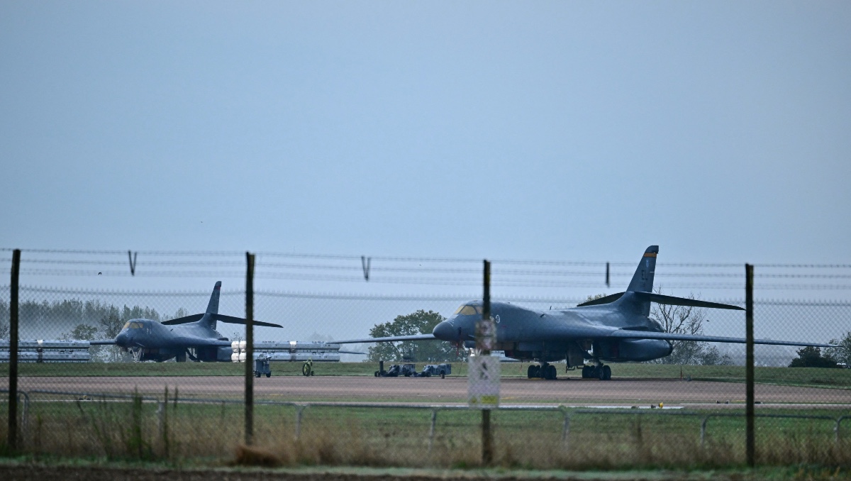 Bombarderos de la Fuerza Aérea de EU permanecen en la pista de la base de la RAF en Fairford. | AFP