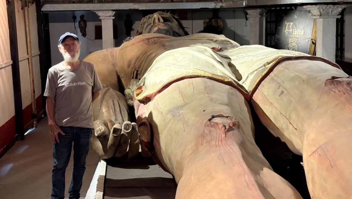 Conoce la historia del Cristo gigante de Montemorelos, una escultura de madera de 11.66 metros | Édgar Plata