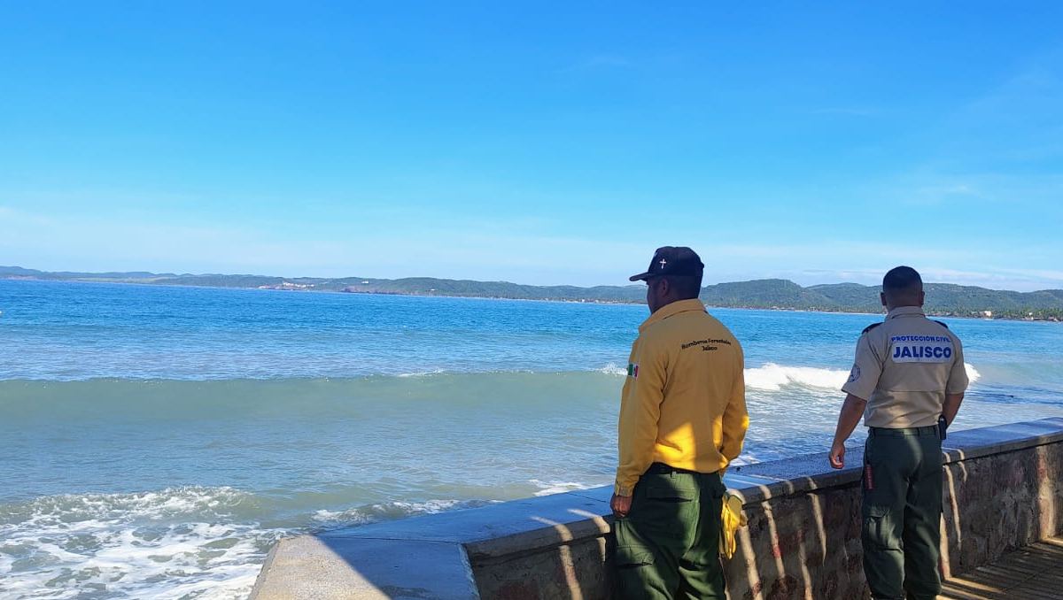 La joven habría desaparecido tras el fuerte oleaje presente en la costa jalisciense. (Cortesía)