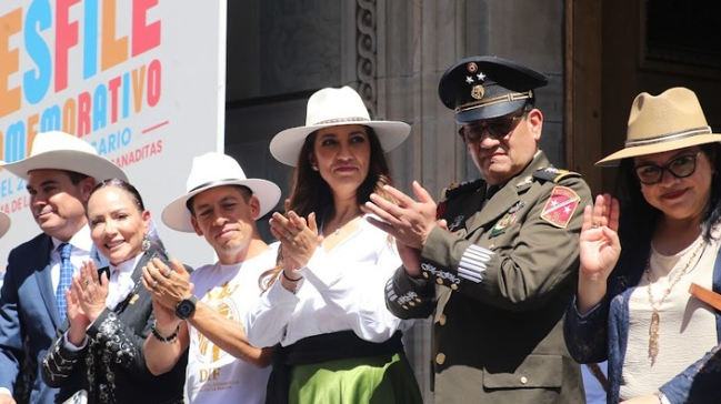Libia Dennise entabló diálogo con estudiantes UG durante la manifestación. | Dany Béjar