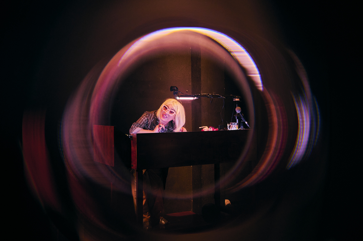 Con música en vivo y collage escénico, la obra cuestiona la falta de empatía social. | Foto: Especial