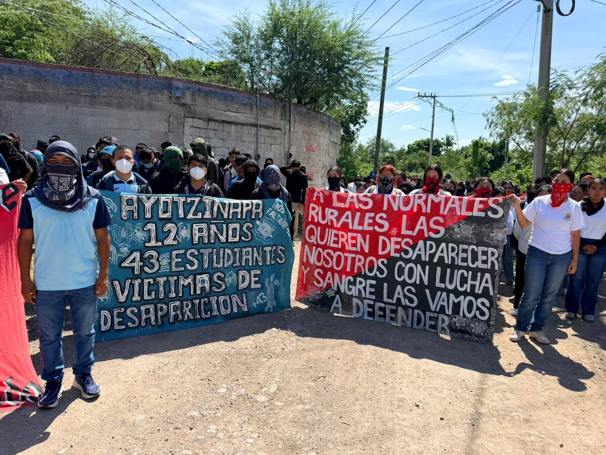 Padres de los normalistas piden detener las búsquedas sin resultados. | Foto: Especial