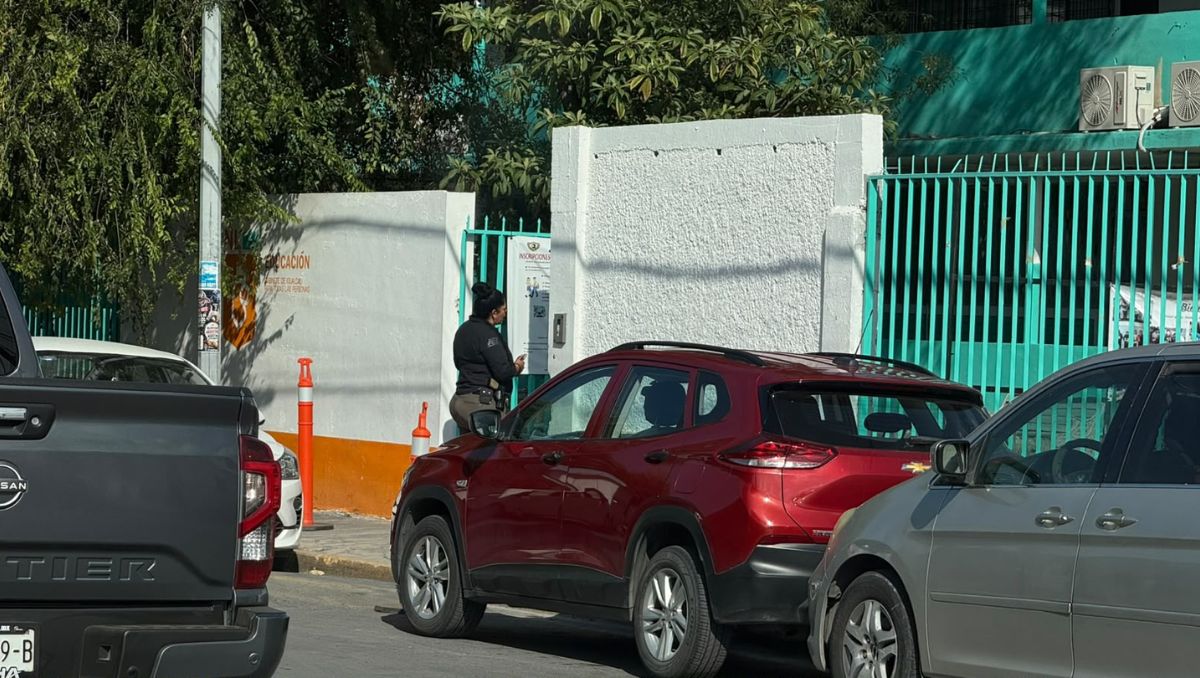 Personal de la Secretaría de Educación y la Fiscalía estatal acudieran al plantel para obtener mas información del caso. Víctor González