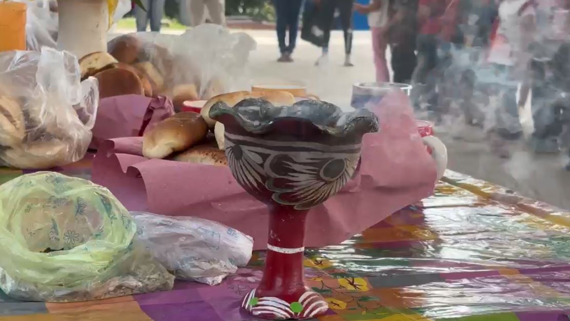 Planteles de la Huasteca reciben a sus ánimas con la primera ofrenda. (Wendy Salazar)