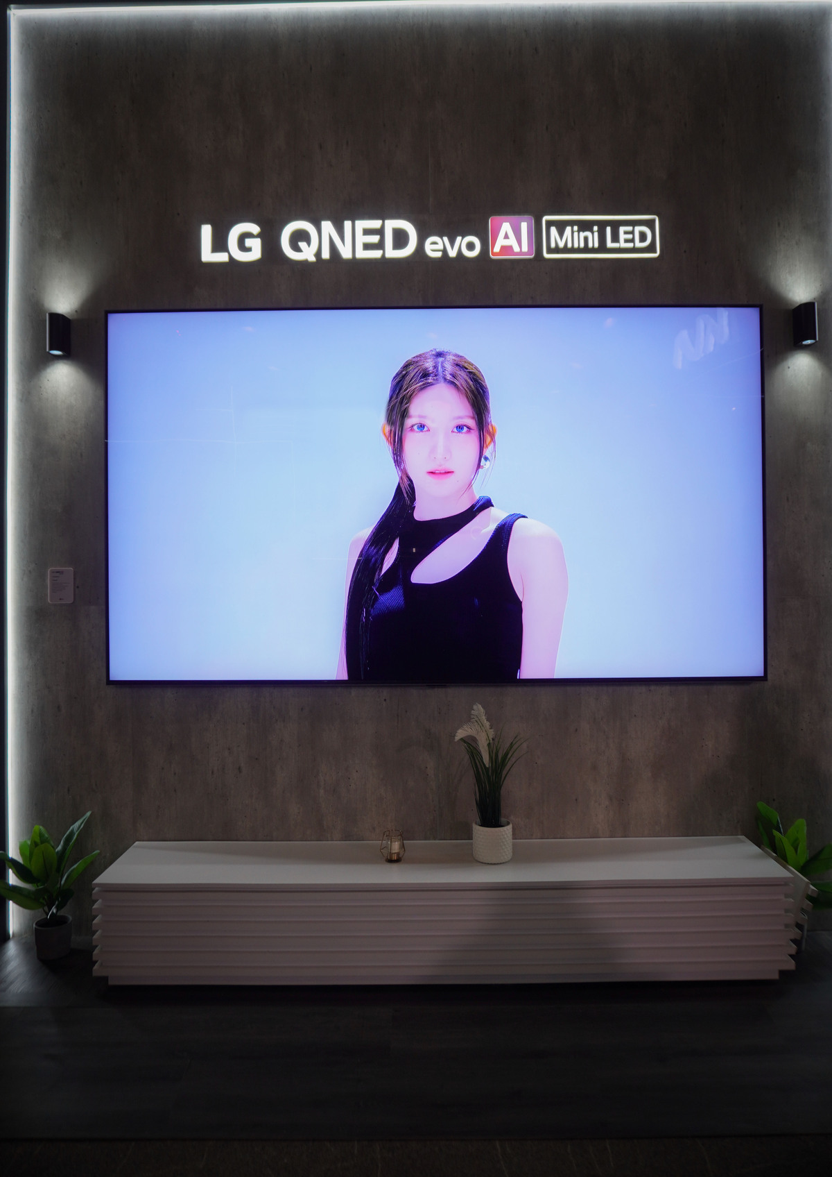 El presidente de Corea del Sur, Lee Jae-myung. y la primera dama, Kim Hea Kyung, visitaron el stand de LG. (Juan Carlos Fernández)