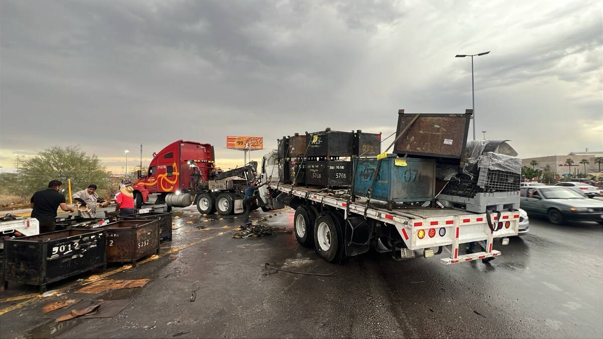 Vuelca camión con contenedores de cobre en el periférico de Torreón. | Foto: Policía Milenio.