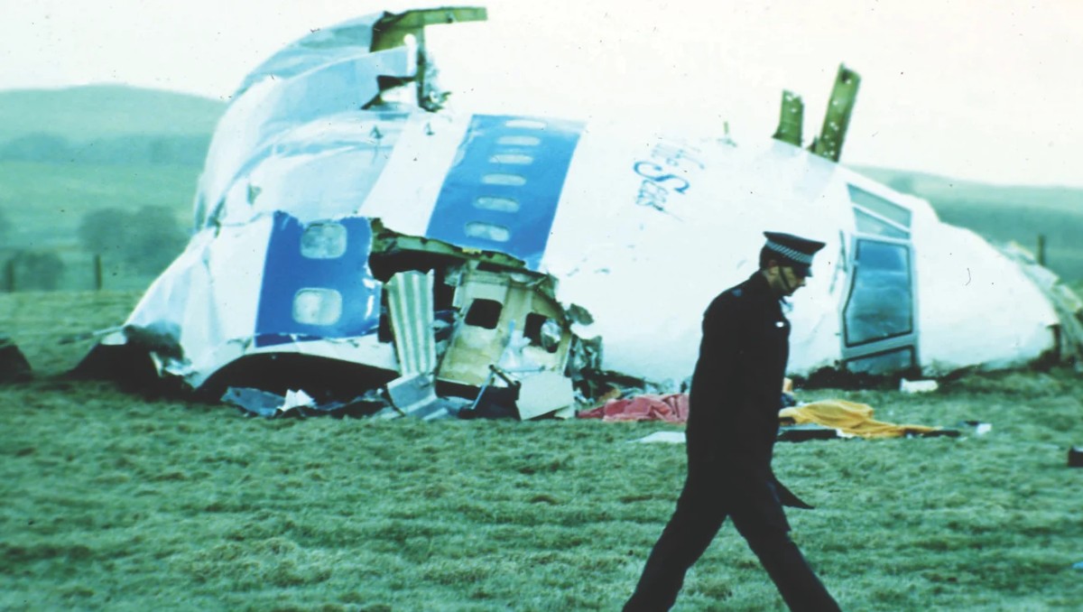 Un agente de la policía escocesa examina los restos del vuelo 103 de Pan Am en Lockerbie, Escocia. | AP
