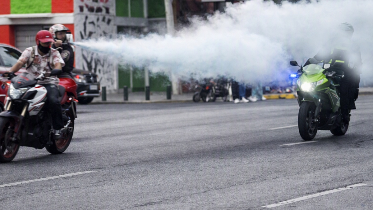 La agresión a elementos de la SSC con el extintor se registró en calles de la colonia Romero Rubio. | Especial