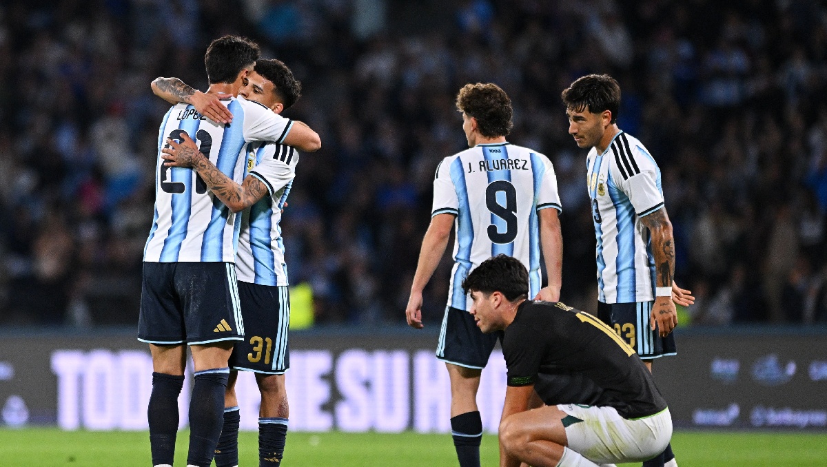 Argentina comienza su camino sin Messi con una goleada sobre Bolivia (Reuters)