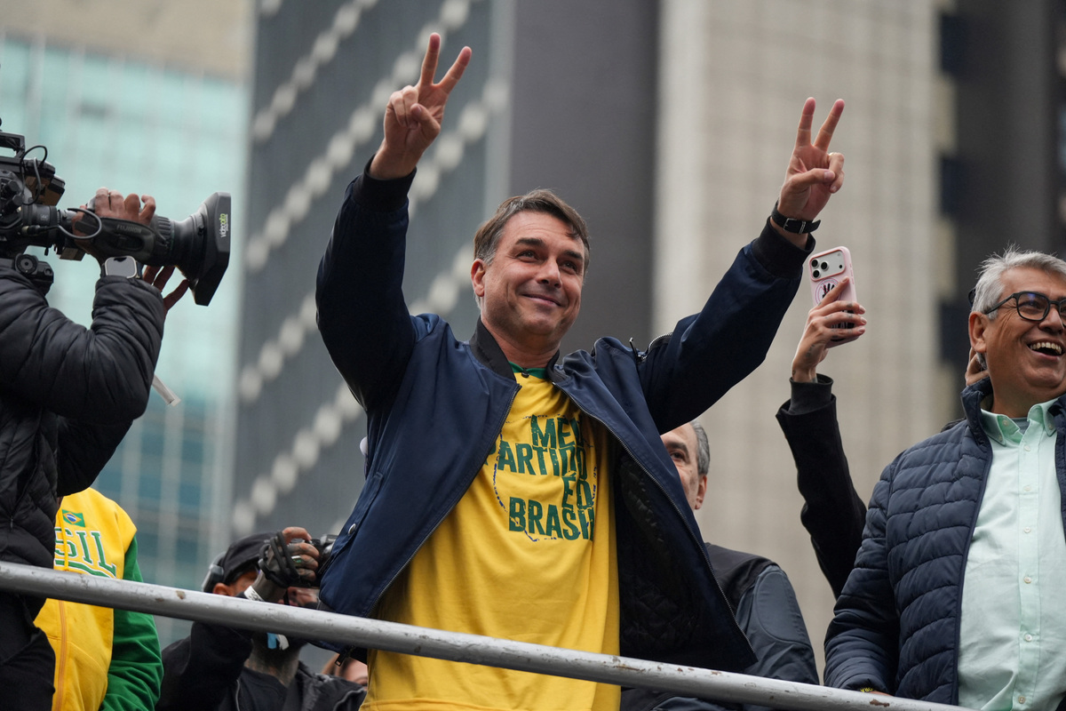 El candidato presidencial brasileño Flavio Bolsonaro, del Partido Liberal, hace gestos mientras asiste a un mitin. | Reuters