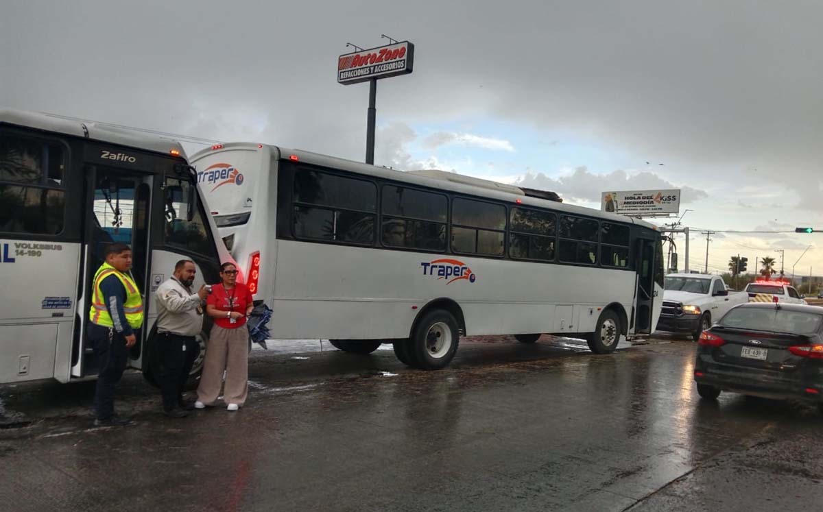 Choque entre camiones de personal deja trabajadores lesionados. | Foto: Lucero Sánchez
