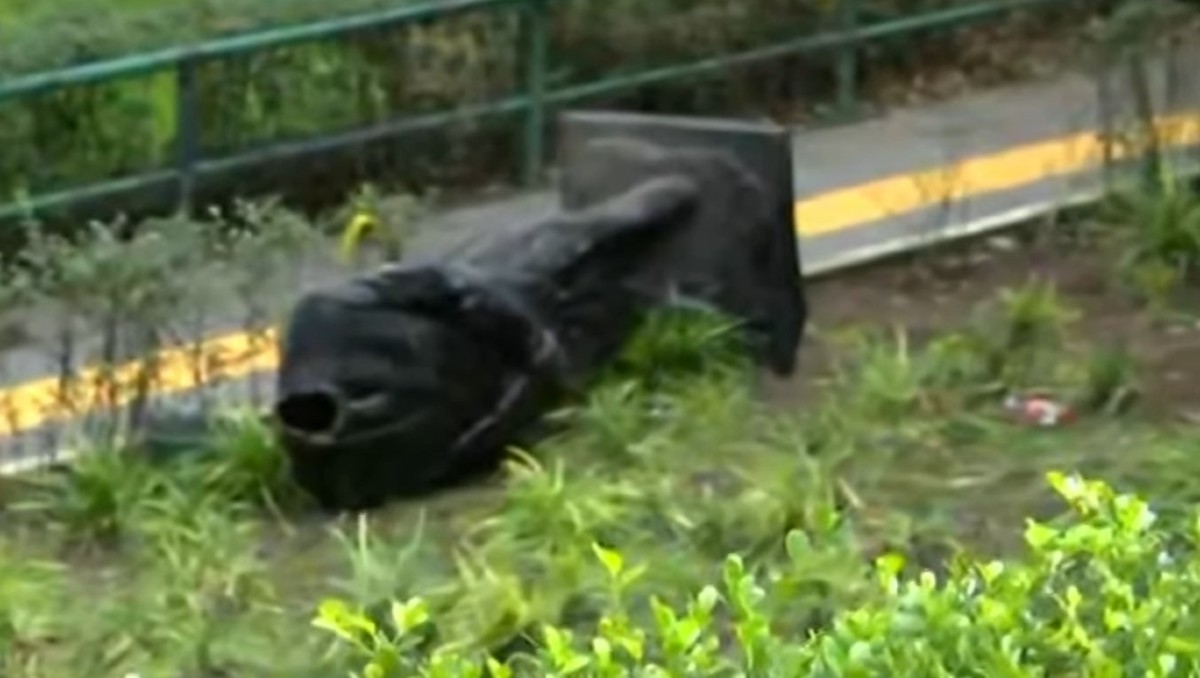 Decapitan estatua de Felipe Calderón durante protesta en CdMx. | Foto: Especial