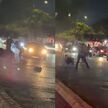 El enfrentamiento terminó con uno de los involucrados en el suelo, donde fue agredido por otro de los participantes.