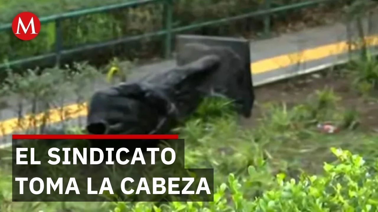Expresidente Calderón regresa a CdMx; sindicato recupera su estatua de Los Pinos