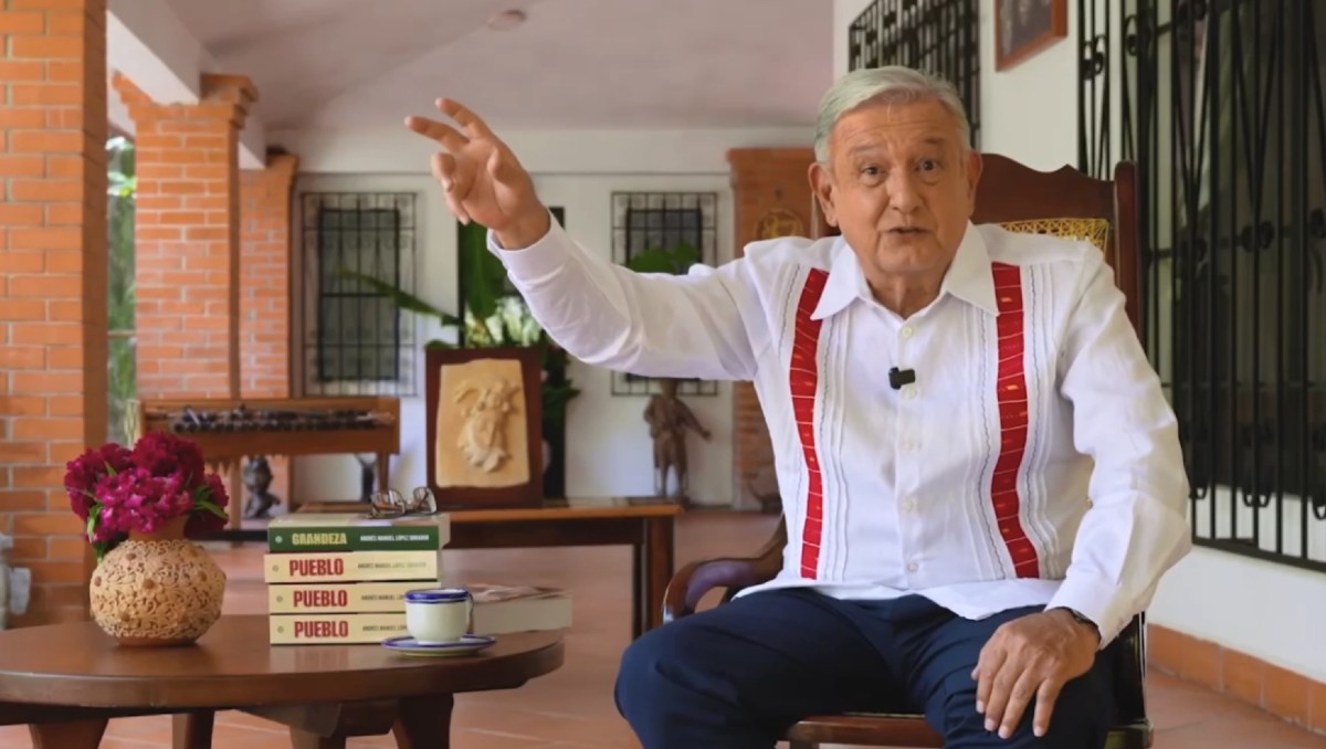 El expresidente López Obrador reapareció para dar un mensaje a propósito de su nuevo libro. | Foto: Especial