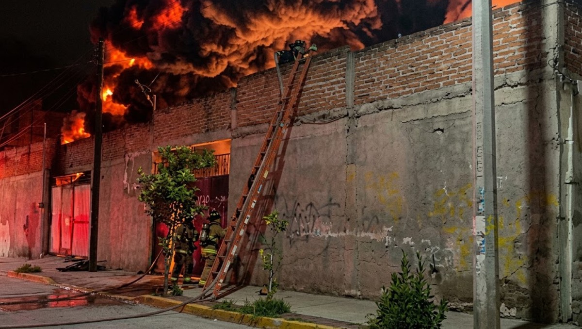 León: incendio moviliza cuerpos de emergencia en La Hermita | Especial