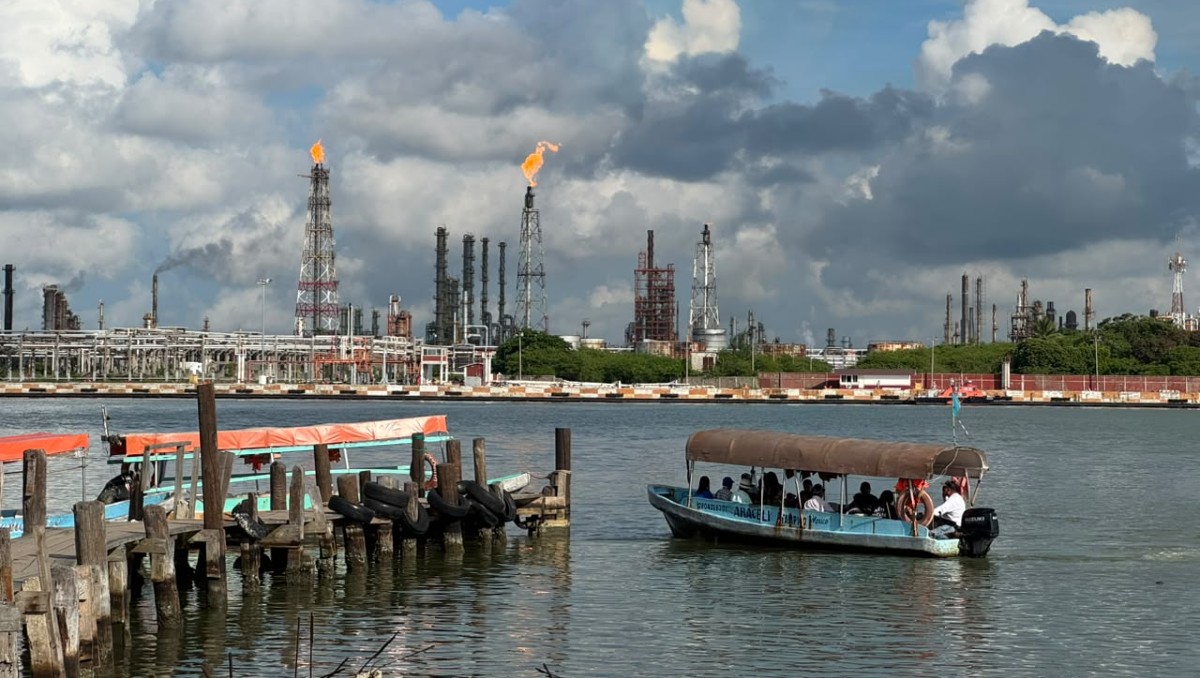 Mancha de hidrocarburo afecta las aguas del río Pánuco y provoca daños al equipo de pescadores del norte de Veracruz. (Alberto Cano)