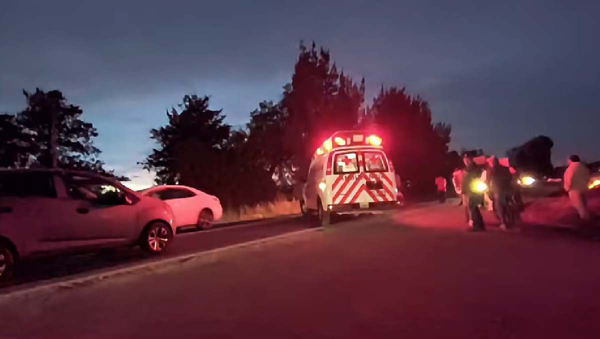 En la motocicleta, objetivo del atentado, viajaba un hombre, una mujer y su hija de tres años. | Foto: RRSS Barny De Xometla