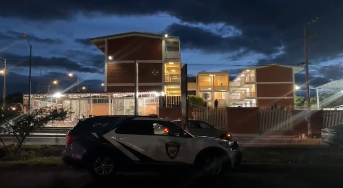 Los padres de familia acudieron a la escuela para llevarse a sus hijos. | Foto: Especial