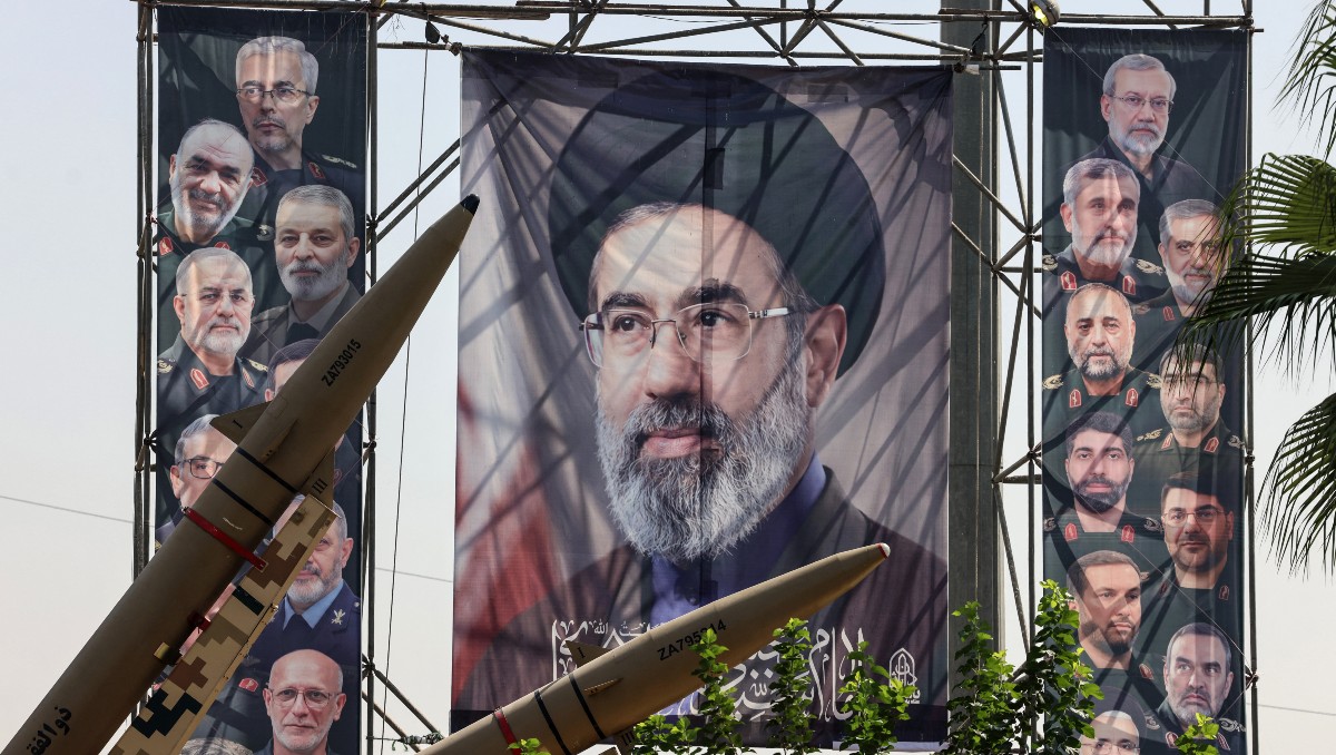 Retrato del líder supremo de Irán, Mojtaba Jamenei, en la plaza Baharestán de Teherán. | AFP