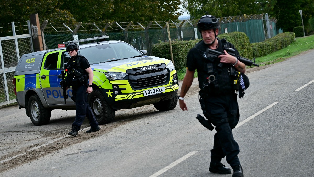 Agentes de la policía permanecen apostados frente a la base de la RAF Fairford en Fairford | Foto: AFP