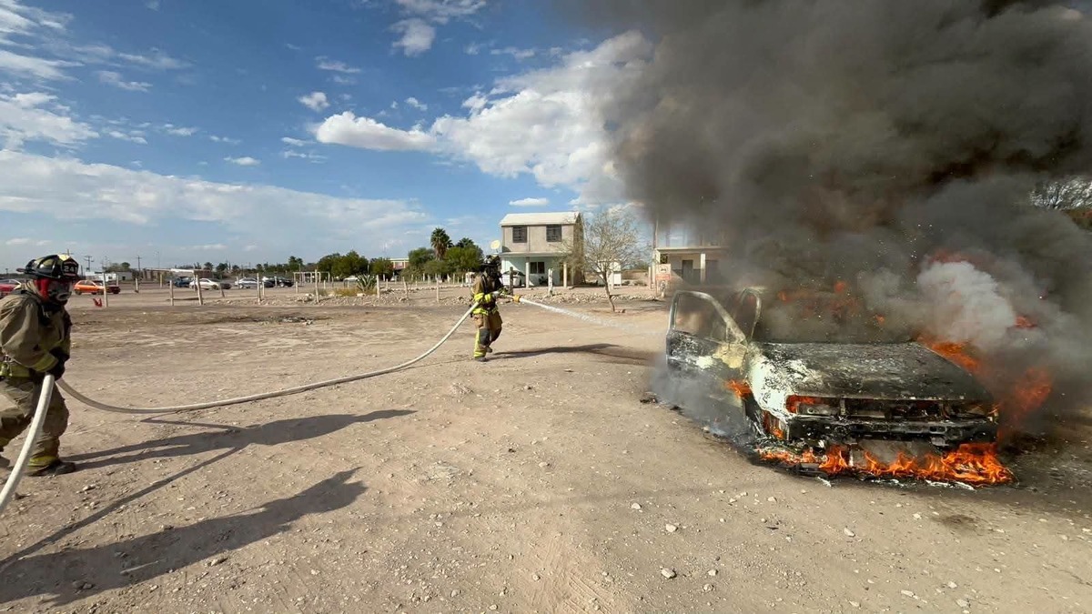 Auto queda en pérdida total tras incendiarse en la Torreón-San Pedro.| Especial.