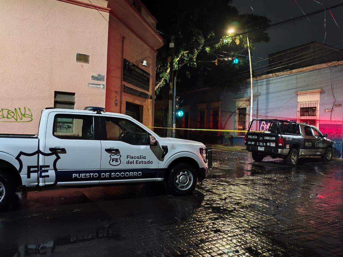 El cuerpo fue localizado en una banqueta de la zona centro de Guadalajara. (Vicente Torres)