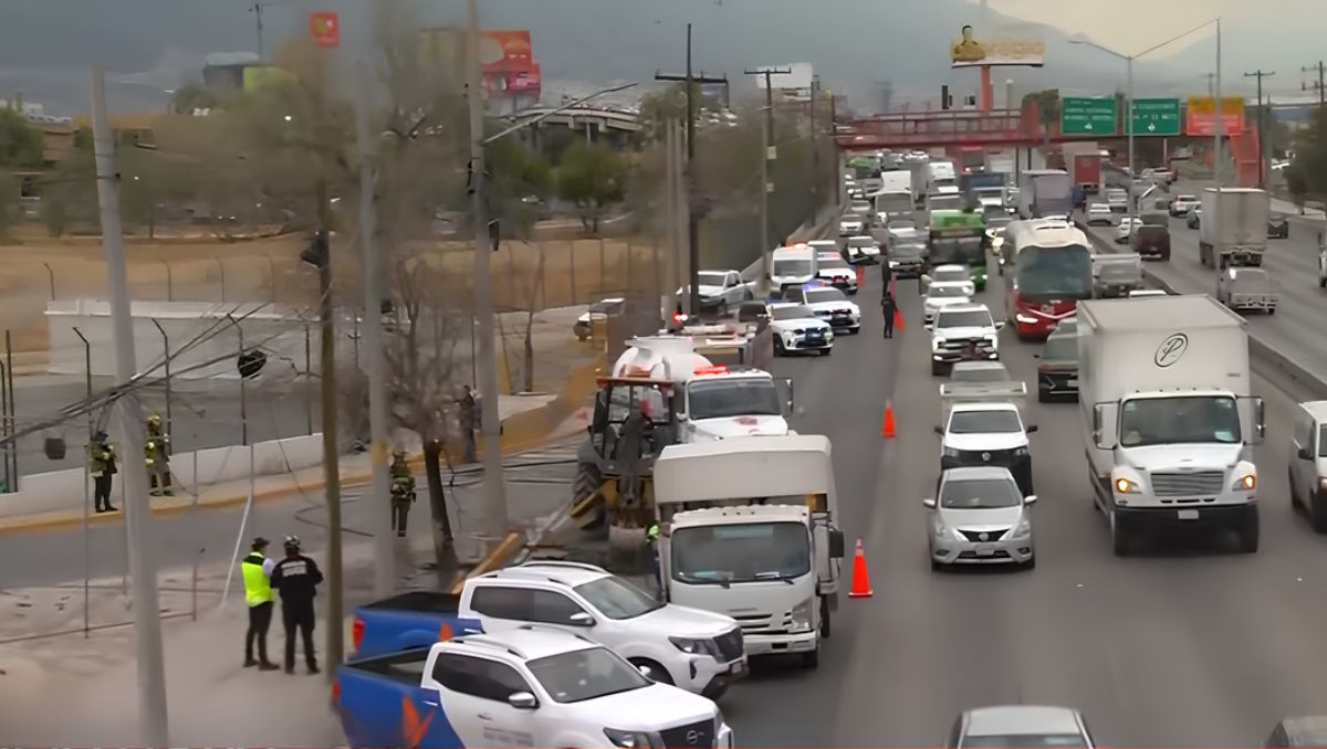 Cuerpos de auxilio mantienen el cierre parcial de carriles sobre Boulevard Díaz Ordaz para el paso de maquinaria pesada. | Especial